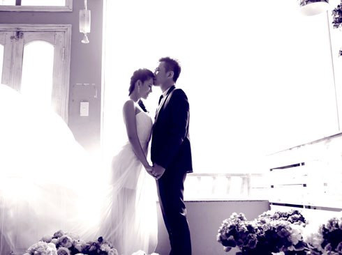 Chia sẻ về chồng sắp cưới, Vân Anh nói: "Anh ấy là một người rất chín chắn, chu đáo, hiền lành và luôn biết lắng nghe, chia sẻ cùng tôi mọi tâm tình. Anh ấy cũng rất tôn trọng công việc, sở thích cá nhân của tôi"