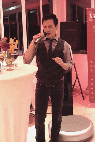 Trong buổi khai trương, Duy Hân cũng trổ tài khoe giọng hát của mình