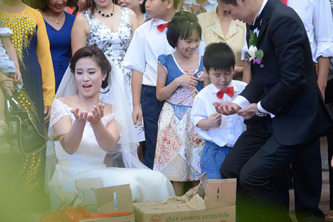 HH Biển Vân Anh chia sẻ, trước lễ cưới cô gặp một người là Phật tử, người này khuyên cô phóng sinh trước khi làm việc lớn. Vân Anh cho rằng đây là một việc làm nhân văn nên vợ chồng cô rủ các quan khách, họ hàng và bạn bè cùng phóng sinh những chú chim sẻ ngay trước sảnh khách sạn Sheraton - nơi tổ chức lễ cưới của cô tối qua 16/6. HH Biển Vân Anh chia sẻ, trước lễ cưới cô gặp một người là Phật tử, người này khuyên cô phóng sinh trước khi làm việc lớn. Vân Anh cho rằng đây là một việc làm nhân văn nên vợ chồng cô rủ các quan khách, họ hàng và bạn bè cùng phóng sinh những chú chim sẻ ngay trước sảnh khách sạn Sheraton - nơi tổ chức lễ cưới của cô tối qua 16/6.