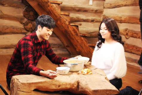 Để quay MV này, Trà Ngọc Hằng và ekip đã phải rất cực khổ chống chọi với cái giá lạnh điên cuồng của Hàn Quốc những ngày mùa đông âm đến 17-20 độ. Cô và ekip đã phải tới một vùng biển ở cách xa Seoul mấy trăm cây số để quay hình trong ngôi nhà gỗ vùng ngoại thành. Để quay MV này, Trà Ngọc Hằng và ekip đã phải rất cực khổ chống chọi với cái giá lạnh điên cuồng của Hàn Quốc những ngày mùa đông âm đến 17-20 độ. Cô và ekip đã phải tới một vùng biển ở cách xa Seoul mấy trăm cây số để quay hình trong ngôi nhà gỗ vùng ngoại thành.