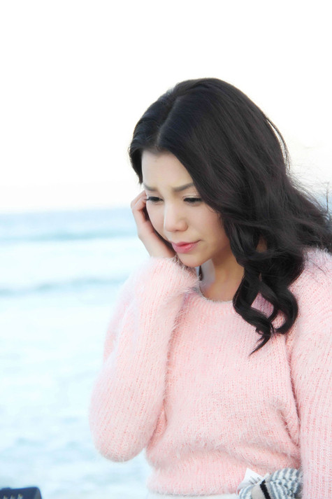 Trà Ngọc Hằng thật sự đã bật khóc khi nhìn thấy bạn diễn của mình run cầm cập trong một manh áo mỏng ngoài trời lạnh lúc 3h sáng trong một cảnh quay diễn tả sự đau khổ tột cùng. Lẽ ra Trà Ngọc Hằng đã ra mắt MV “Mãi mãi mất anh” vào một ngày cuối mùa đông Hà Nội, nhưng vì nhiều lý do mải miết chuyện kinh doanh “Nhà trái cây” và những dự án âm nhạc mới, nên cô bị chậm lại. Trà Ngọc Hằng thật sự đã bật khóc khi nhìn thấy bạn diễn của mình run cầm cập trong một manh áo mỏng ngoài trời lạnh lúc 3h sáng trong một cảnh quay diễn tả sự đau khổ tột cùng. Lẽ ra Trà Ngọc Hằng đã ra mắt MV “Mãi mãi mất anh” vào một ngày cuối mùa đông Hà Nội, nhưng vì nhiều lý do mải miết chuyện kinh doanh “Nhà trái cây” và những dự án âm nhạc mới, nên cô bị chậm lại.