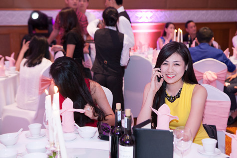 Á hậu Tú Anh cũng đến chia vui với Vân Anh trong ngày hạnh phúc Á hậu Tú Anh cũng đến chia vui với Vân Anh trong ngày hạnh phúc