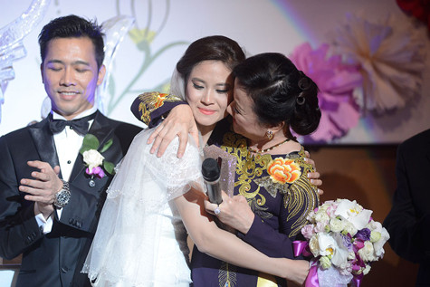 Vân Anh được mẹ chồng vỗ về để cô bớt xúc động Vân Anh được mẹ chồng vỗ về để cô bớt xúc động