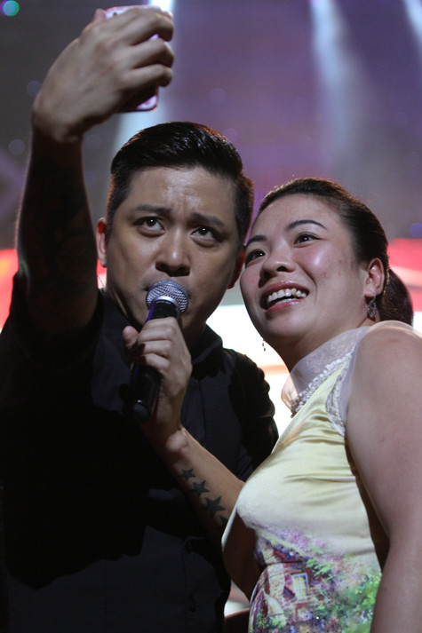 Khi xuống gần với khán giả bên dưới, nhiều khán giả ngỏ ý muốn chụp hình với anh. Tuấn Hưng chiều lòng fan hâm mộ bằng cách "tự sướng" ngay cả khi hát Khi xuống gần với khán giả bên dưới, nhiều khán giả ngỏ ý muốn chụp hình với anh. Tuấn Hưng chiều lòng fan hâm mộ bằng cách "tự sướng" ngay cả khi hát