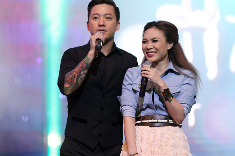 Tuấn Hưng không ngần ngại hỏi Mỹ Tâm rằng: "Bây giờ trước mặt tất cả các khán giả ở đây, anh nói anh yêu em đấy! Em nghĩ sao?" khiến "họa mi" ngượng ngùng Tuấn Hưng không ngần ngại hỏi Mỹ Tâm rằng: "Bây giờ trước mặt tất cả các khán giả ở đây, anh nói anh yêu em đấy! Em nghĩ sao?" khiến "họa mi" ngượng ngùng