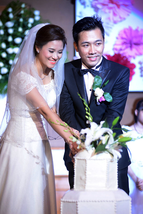 Cùng cắt bánh cưới.... Cùng cắt bánh cưới....