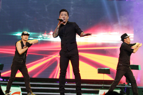 Tuấn Hưng và hai thành viên vũ đoàn Hoàng Thông khiến không khí trở nên sôi động, cuồng nhiệt hơn với "In the club" - sáng tác Hồ Hoài Anh Tuấn Hưng và hai thành viên vũ đoàn Hoàng Thông khiến không khí trở nên sôi động, cuồng nhiệt hơn với "In the club" - sáng tác Hồ Hoài Anh