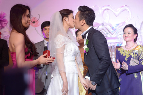 Họ không ngần ngại dành cho nhau những nụ hôn nồng cháy Họ không ngần ngại dành cho nhau những nụ hôn nồng cháy