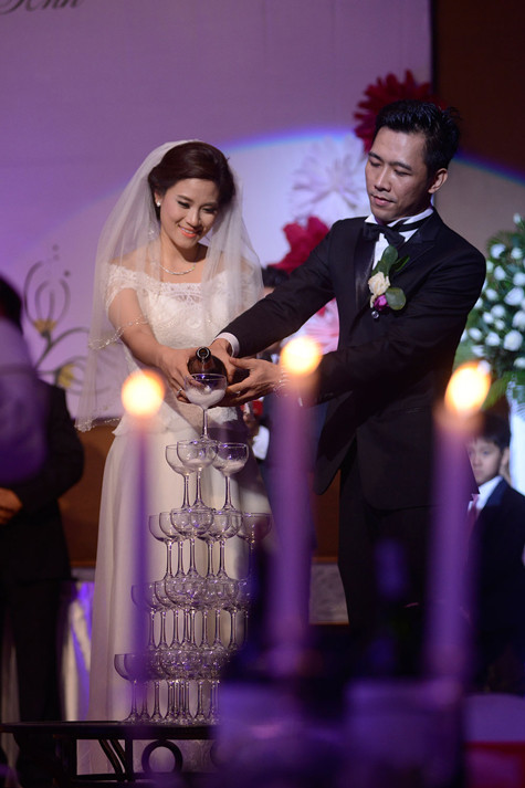 Và rót rượu... Cả hai đều rạng ngời, niềm hạnh phúc toát trên gương mặt khi đã tìm được một nửa. Và rót rượu... Cả hai đều rạng ngời, niềm hạnh phúc toát trên gương mặt khi đã tìm được một nửa.