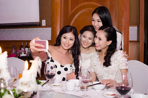 Các người đẹp không quên dùng điện thoại lưu lại những hình ảnh kỷ niệm Các người đẹp không quên dùng điện thoại lưu lại những hình ảnh kỷ niệm