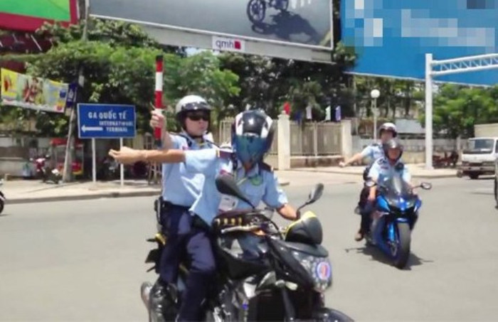 Đội vệ sĩ vung gậy dép đường đón Nick Vujicic vào chiều 22/5. (Ảnh: VnEpress)