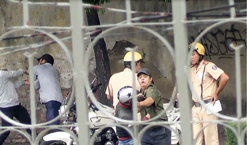 1 CSGT quay lưng, 1 CSGT đứng nhìn cảnh đánh nhau. (ảnh: Thanh Niên) 1 CSGT quay lưng, 1 CSGT đứng nhìn cảnh đánh nhau. (ảnh: Thanh Niên)