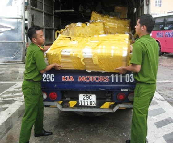 Lực lượng chức năng đã nhiều lần phát hiện, bắt giữ xe tải vận chuyện cá trắm lậu với số lượng lớn. Lực lượng chức năng đã nhiều lần phát hiện, bắt giữ xe tải vận chuyện cá trắm lậu với số lượng lớn.