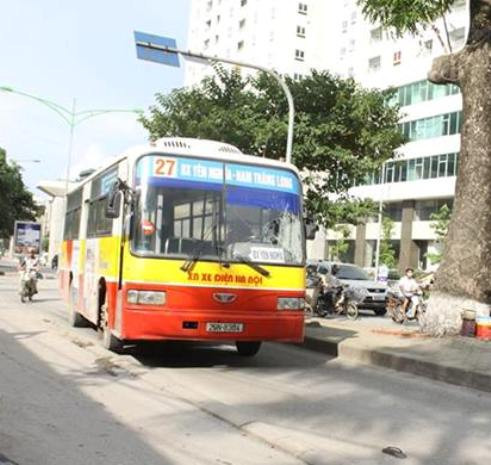 Chiếc xe buýt số 27 tại hiện trường nơi bị người đàn ông lao đầu vào ăn vạ.