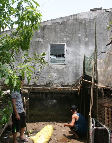 Hiện trường nơi anh Hiển bị giật rơi xuống và tử vong. Hiện trường nơi anh Hiển bị giật rơi xuống và tử vong.