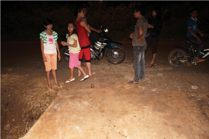 Người dân kể lại vụ việc với phóng viên. Người dân kể lại vụ việc với phóng viên.