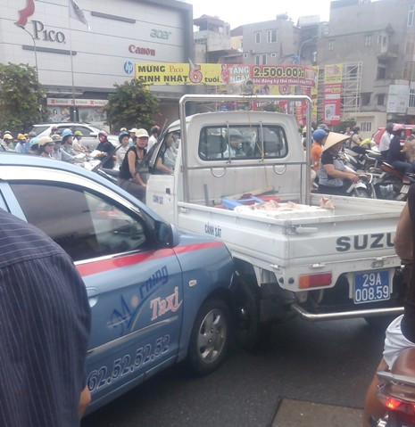 Xe tuần tra của Công an chặn xe taxi bỏ chạy. Xe tuần tra của Công an chặn xe taxi bỏ chạy.