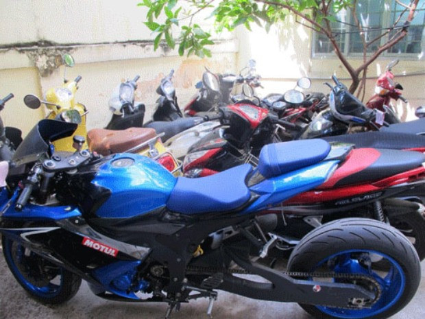 Một chiếc xe máy phân khối lớn (màu xanh) bị lực lượng chức năng tạm giữ trong đêm 24/5. (Ảnh: Người Lao Động)