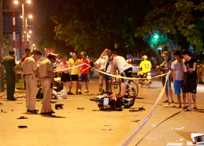 Lục lượng chức năng khám nghiệm hiện trường.