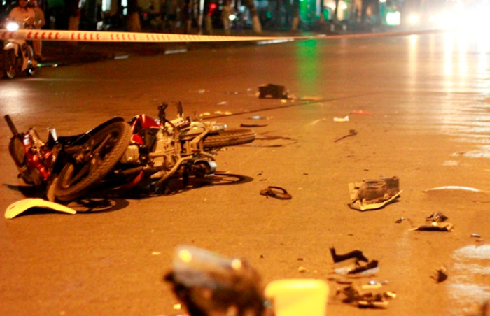 Mảnh vỡ vương vãi khắp nơi.