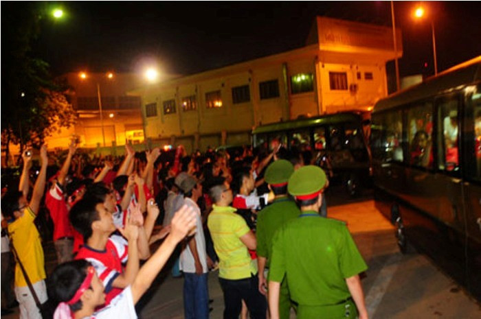 Công tác an ninh được thắng chặt ngay từ khi các cầu thủ Arsenal bước xuống sân bay Nội Bài. (ảnh: Vnexpress) Công tác an ninh được thắng chặt ngay từ khi các cầu thủ Arsenal bước xuống sân bay Nội Bài. (ảnh: Vnexpress)