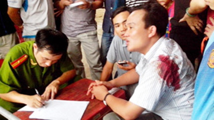 Nạn nhân đang tường trình sự việc với cơ quan công an. Nạn nhân đang tường trình sự việc với cơ quan công an.