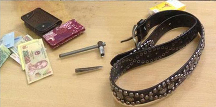 Vam phá khóa và một số tang vật của tên trộm bị lực lượng chức năng tạm giữ. Vam phá khóa và một số tang vật của tên trộm bị lực lượng chức năng tạm giữ.