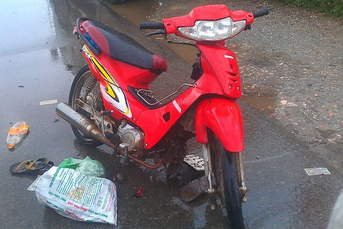 Chiếc xe máy của nạn nhân bị hư hỏng nặng.