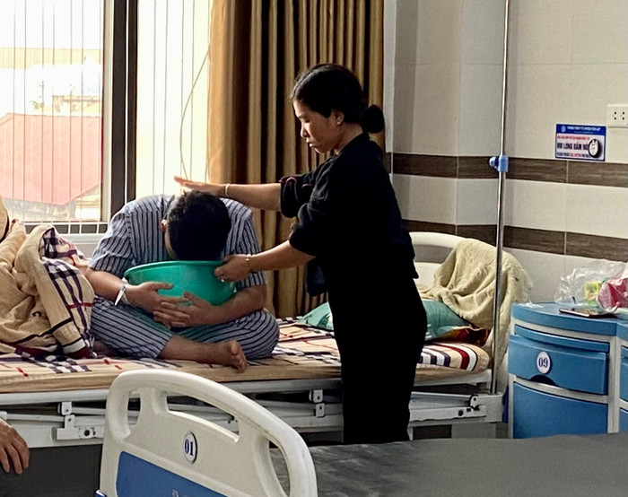 Em K.V.G.B - Nạn nhân vụ bạo lực học đường tại Trường Trung học cơ sở xã Xuân An phải điều trị tại bệnh viện (Ảnh: Huy Lê/Báo Phú Thọ)