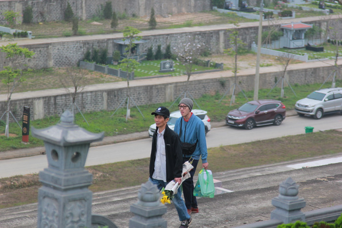 Người dân mang hương hoa, đồ lễ đến tảo mộ. (Ảnh: Mạnh Đoàn)