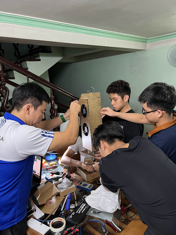 Các thầy trò chế tạo thiết bị, trong ảnh thầy Mẫn mặc áo xanh - trắng. (Ảnh: NVCC) Các thầy trò chế tạo thiết bị, trong ảnh thầy Mẫn mặc áo xanh - trắng. (Ảnh: NVCC)