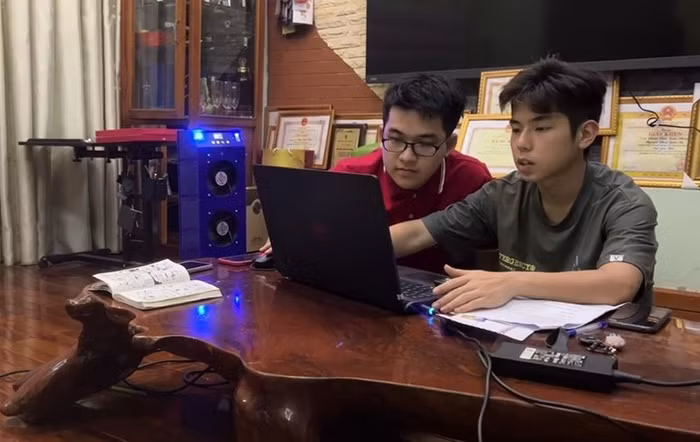 Khi có người quạt điều hòa thông minh sẽ bật đèn led. (Ảnh: NVCC)