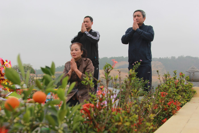 Bà Trần Thị Thơm cùng người thân khấn lễ. (Ảnh: Mạnh Đoàn)