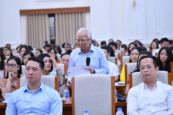 Nhiều trăn trở, băn khoăn của các thầy cô được Bộ trưởng chia sẻ tại buổi gặp gỡ.