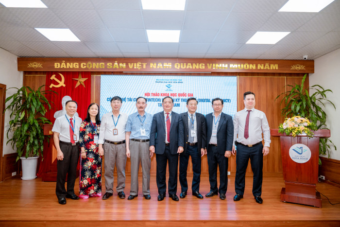 Đại biểu tham dự Hội thảo chụp ảnh lưu niệm. Đại biểu tham dự Hội thảo chụp ảnh lưu niệm.