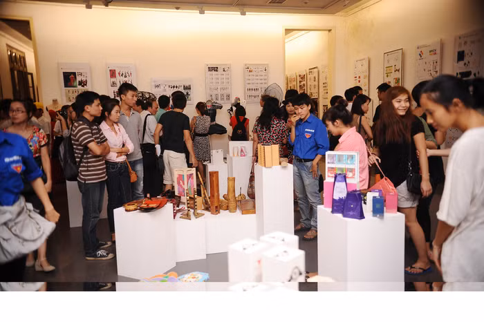 Triển lãm đồ án của sinh viên Trường Đại học Mở Hà Nội tại Bảo tàng Mỹ thuật Việt Nam. Ảnh: NVCC