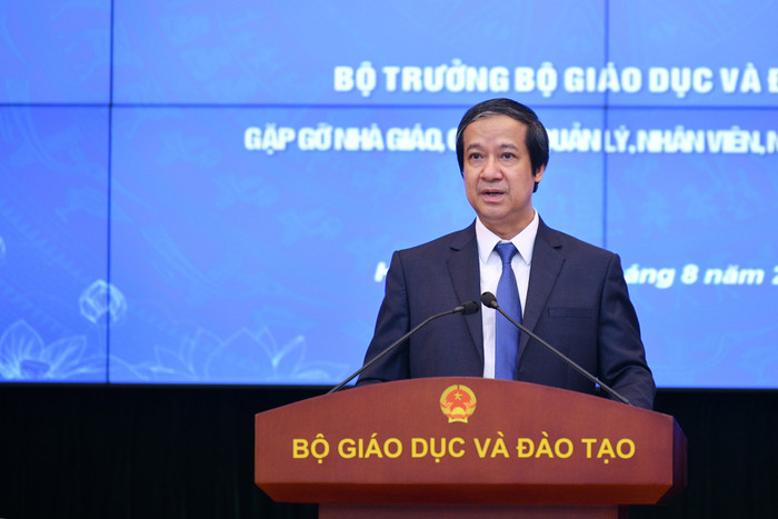 Bộ trưởng Nguyễn Kim Sơn phát biểu tại cuối buổi gặp gỡ các giáo viên.