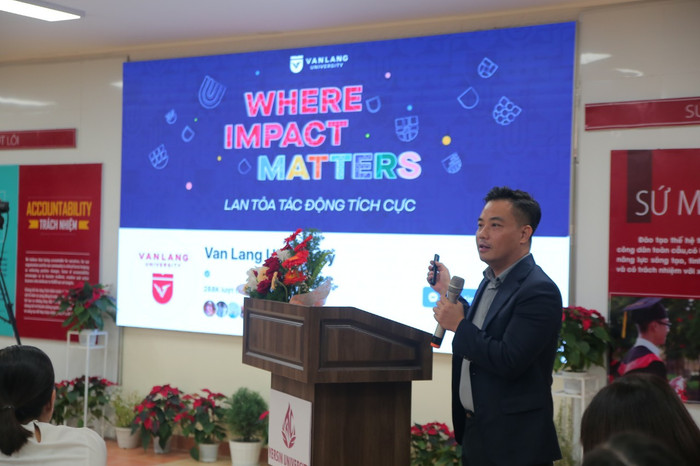 Tiến sĩ Lê Minh Thành trao đổi tại buổi tọa đàm.