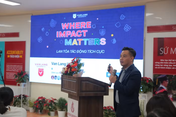 Tiến sĩ Lê Minh Thành trao đổi tại buổi tọa đàm.