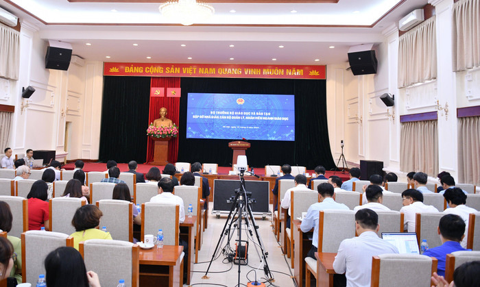 Toàn cảnh chương trình Bộ trưởng Bộ Giáo dục và Đào tạo gặp gỡ nhà giáo, cán bộ quản lý, nhân viên ngành giáo dục.