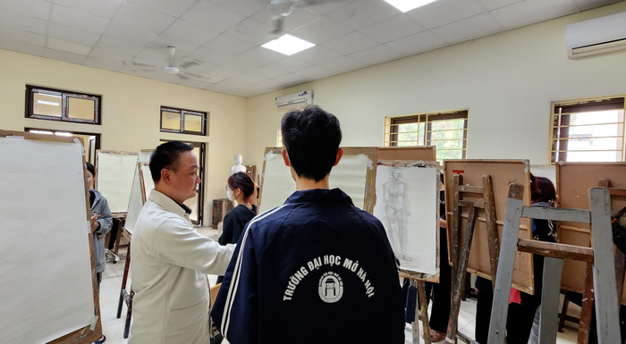 Giờ học môn Hình họa của Trường Đại học Mở Hà Nội. Ảnh: NVCC Giờ học môn Hình họa của Trường Đại học Mở Hà Nội. Ảnh: NVCC