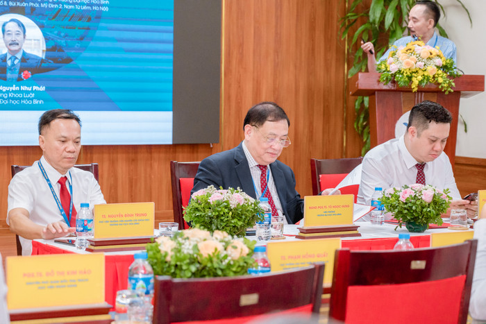 Đoàn chủ trì phiên thứ hai thảo luận cùng đại biểu tham dự Hội thảo. Đoàn chủ trì phiên thứ hai thảo luận cùng đại biểu tham dự Hội thảo.