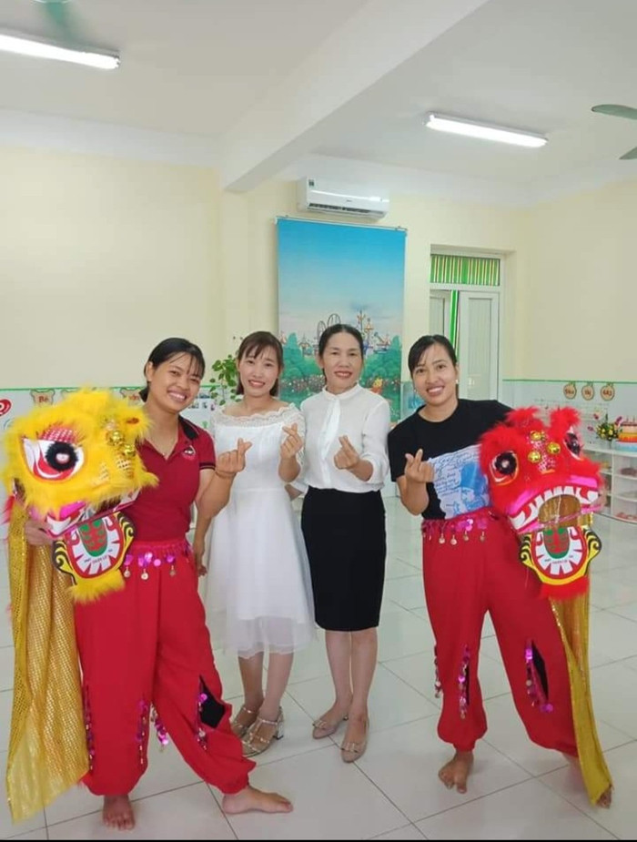 Chị Ngô Thị Ánh (ngoài cùng bên trái) khi còn là giáo viên mầm non. Ảnh: NVCC Chị Ngô Thị Ánh (ngoài cùng bên trái) khi còn là giáo viên mầm non. Ảnh: NVCC