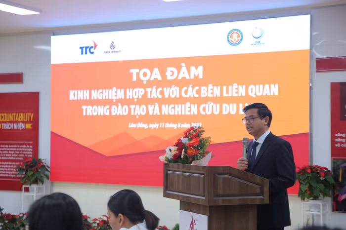 Phó giáo sư, Tiến sĩ Trần Hữu Tuấn, Hiệu trưởng Trường Du lịch (Đại học Huế), Chủ nhiệm Câu lạc bộ khối Đào tạo Du lịch phát biểu tại tọa đàm.