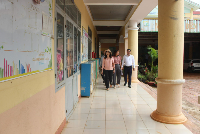 Bà Tôn Thị Ngọc Hạnh đi khảo sát thực tế tại các trường học trước thềm năm học 2023 -2024. Bà Tôn Thị Ngọc Hạnh đi khảo sát thực tế tại các trường học trước thềm năm học 2023 -2024.