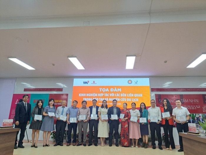 Ban Chủ nhiệm Câu lạc bộ Khối đào tạo Du lịch kết nạp và trao chứng nhận cho thành viên Câu lạc bộ.