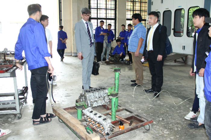 Các trường đào tạo khối ngành kỹ thuật phải đầu tư nhiều cho việc mua sắm thiết bị, máy móc, đầu tư nhà xưởng nên chi phí đào tạo cao. Ảnh minh họa: Website Trường Đại học Sư phạm Kỹ thuật Vinh Các trường đào tạo khối ngành kỹ thuật phải đầu tư nhiều cho việc mua sắm thiết bị, máy móc, đầu tư nhà xưởng nên chi phí đào tạo cao. Ảnh minh họa: Website Trường Đại học Sư phạm Kỹ thuật Vinh