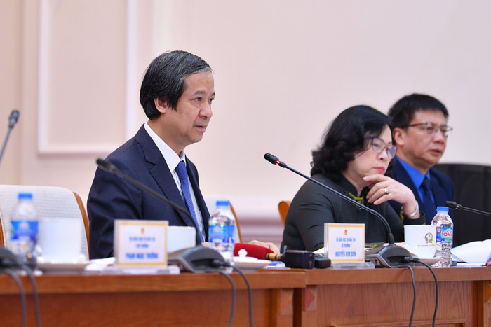 Bộ trưởng Nguyễn Kim Sơn chia sẻ với những trăn trở của các thầy cô giáo.