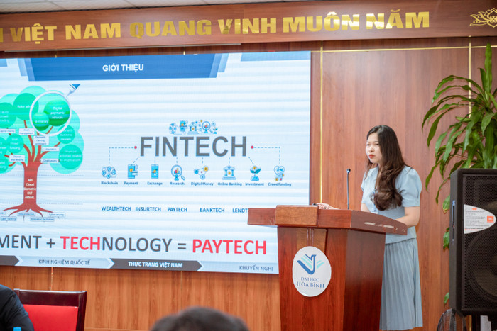 Tiến sĩ Nguyễn Thị Thu Trang, Phụ trách Bộ môn Kinh doanh ngân hàng Học viện Ngân hàng trình bày tham luận tại Hội thảo Tiến sĩ Nguyễn Thị Thu Trang, Phụ trách Bộ môn Kinh doanh ngân hàng Học viện Ngân hàng trình bày tham luận tại Hội thảo