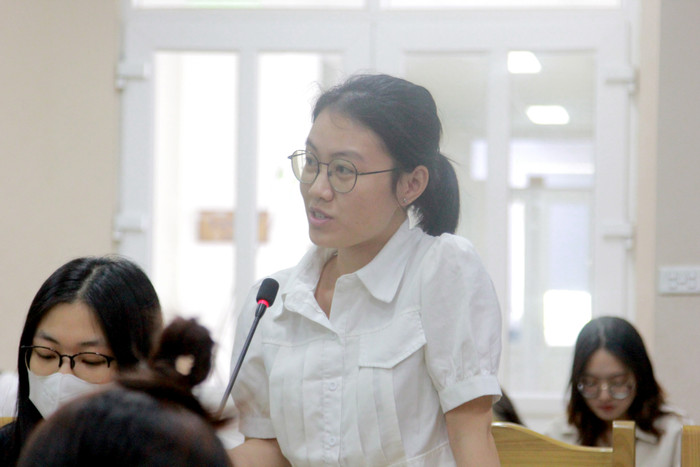 Tại buổi toạ đàm, sinh viên đã đặt câu hỏi cho các vị khách mời. (Ảnh: Mạnh Đoàn) truong-dai-hoc-luat-dai-hoc-quoc-gia-ha-noi-to-chuc-toa-dam (4).JPG